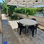 Villa Indipendente Con Giardino *
